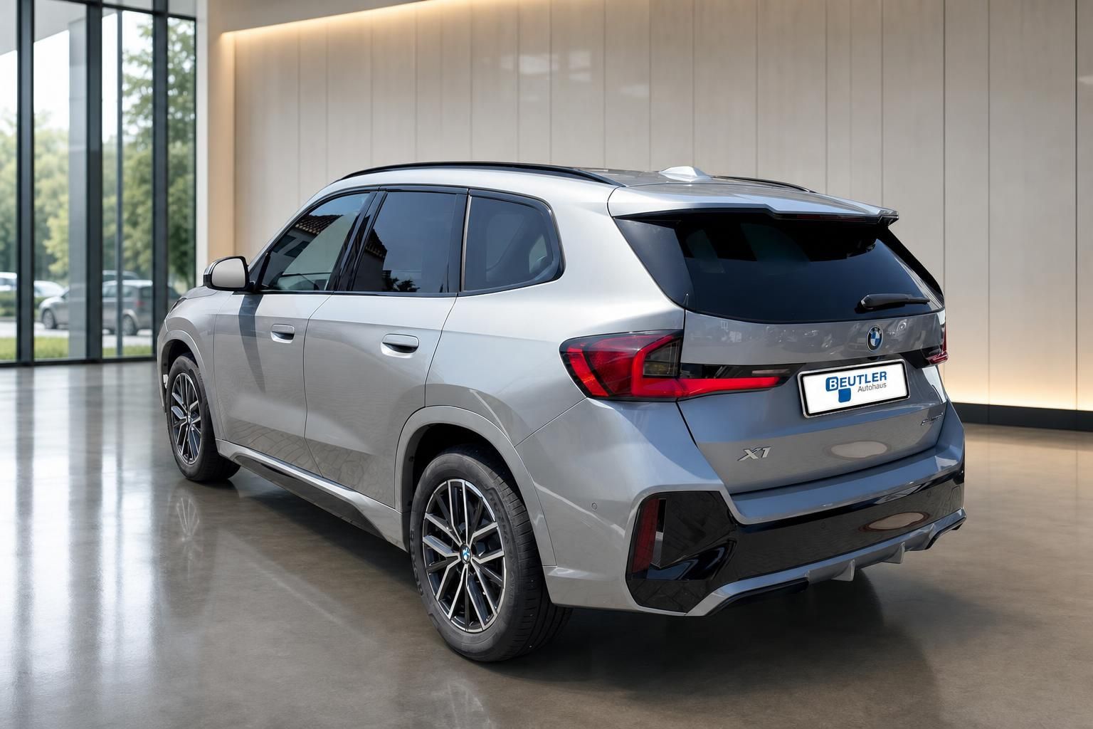 BMW X1 Heckansicht seitlich in silber, Autohaus Beutler