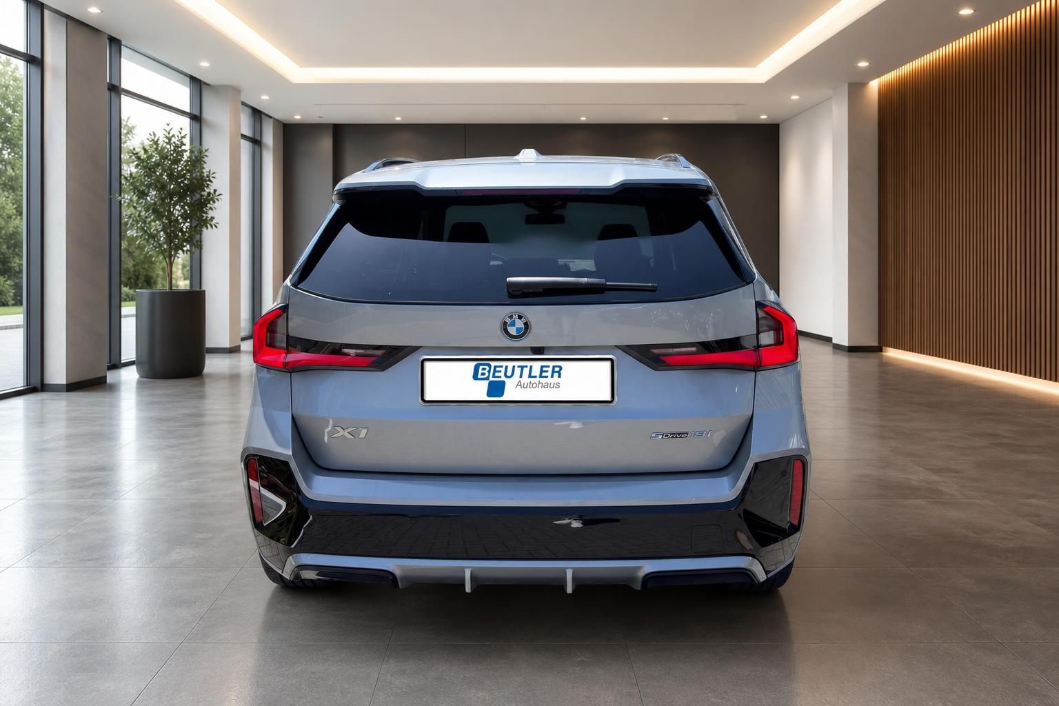 BMW X1 sDrive18i Heckansicht frontal, Autohaus Beutler