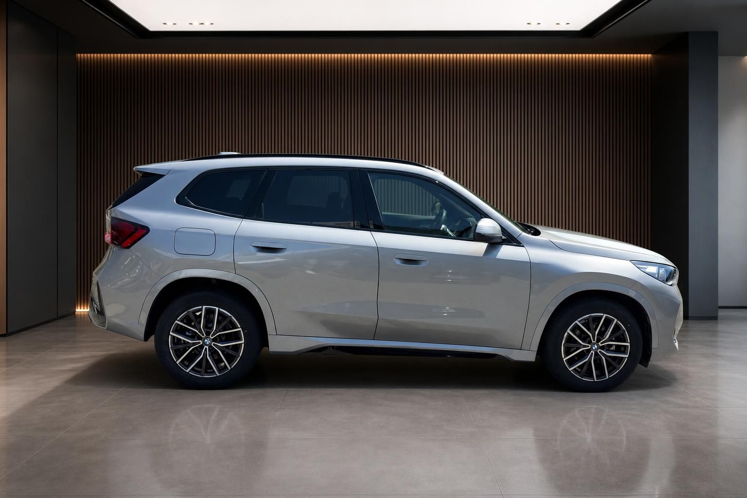 BMW X1 SUV in Silber, Seitenansicht im Showroom