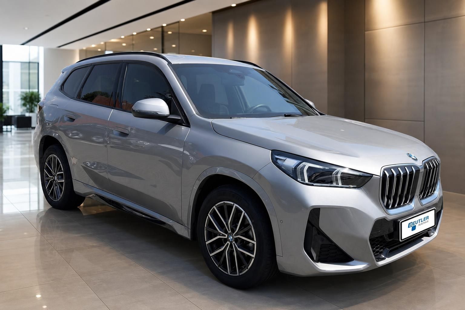 BMW X1 in Silber, Frontansicht schräg im Autohaus