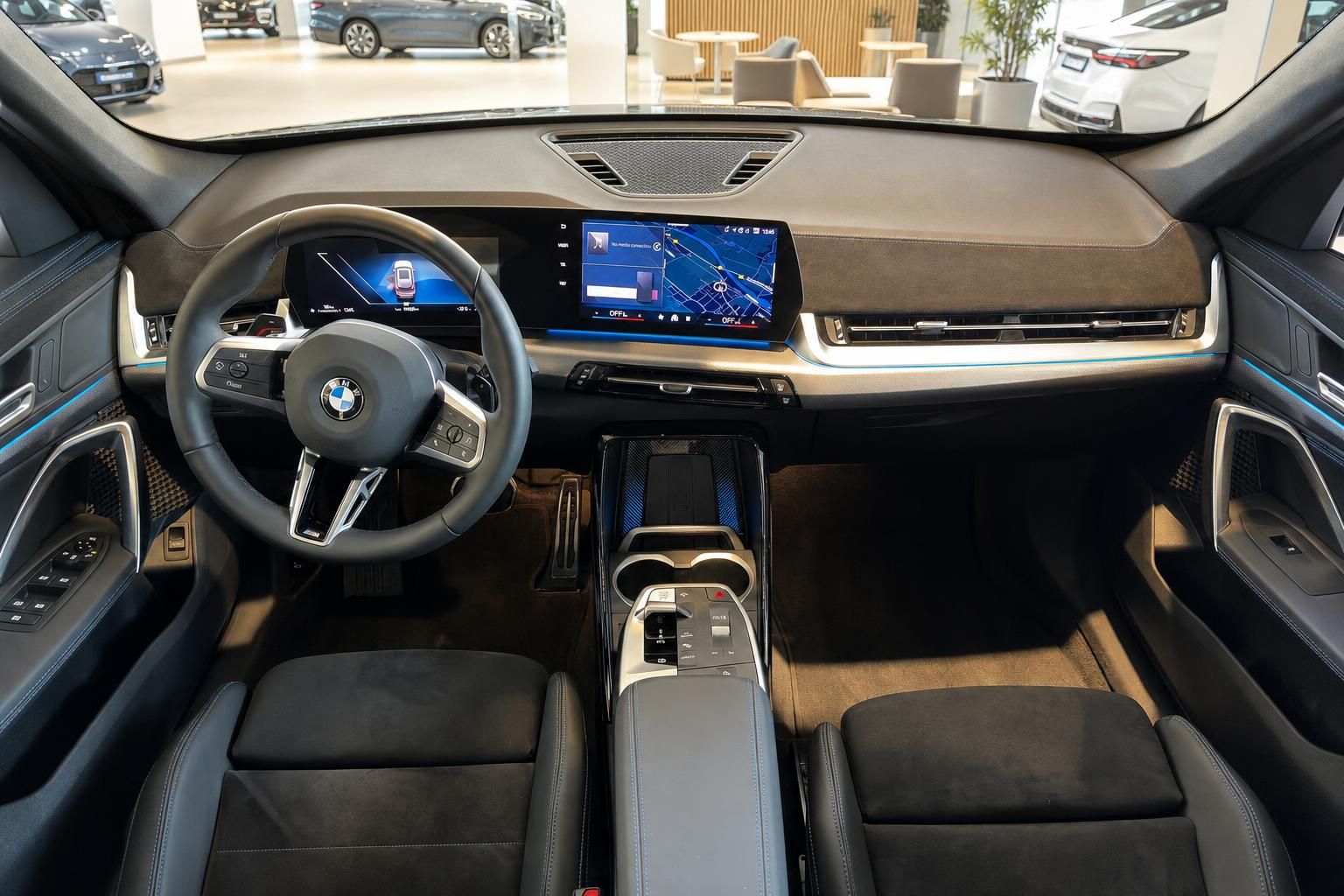 BMW Innenraum mit Cockpit, Lenkrad und Touchscreen-Display