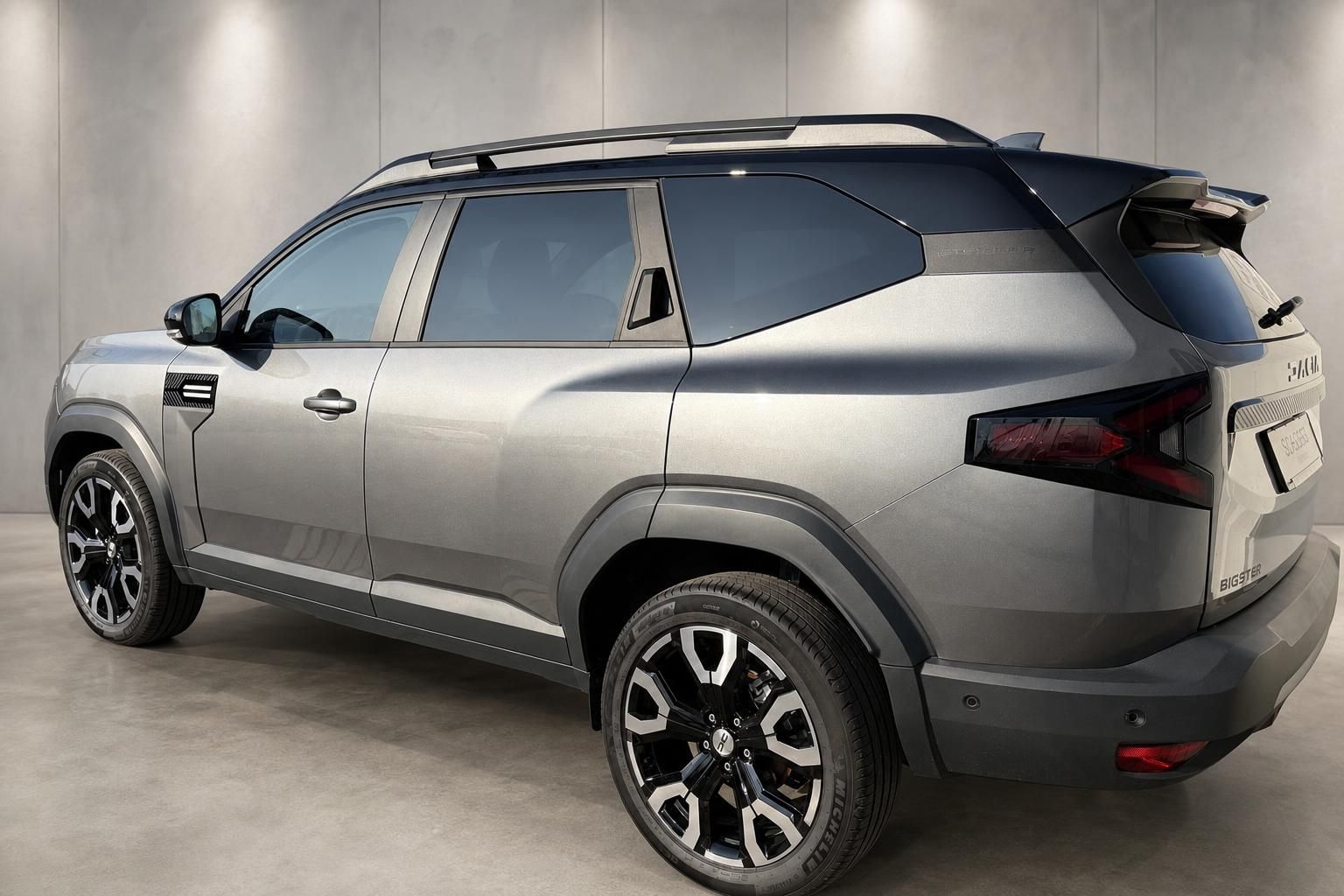 Dacia Bigster SUV Seitenansicht in grau metallic