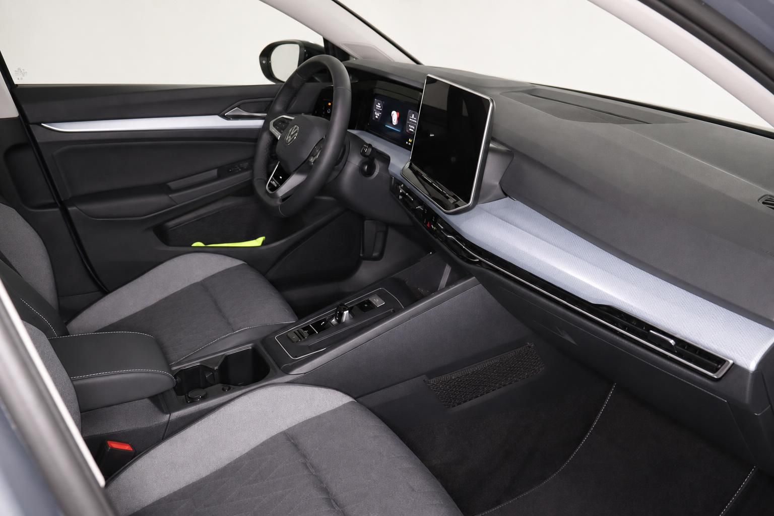 VW Innenraum: Fahrersitz, Lenkrad und Mittelkonsole mit Touchscreen