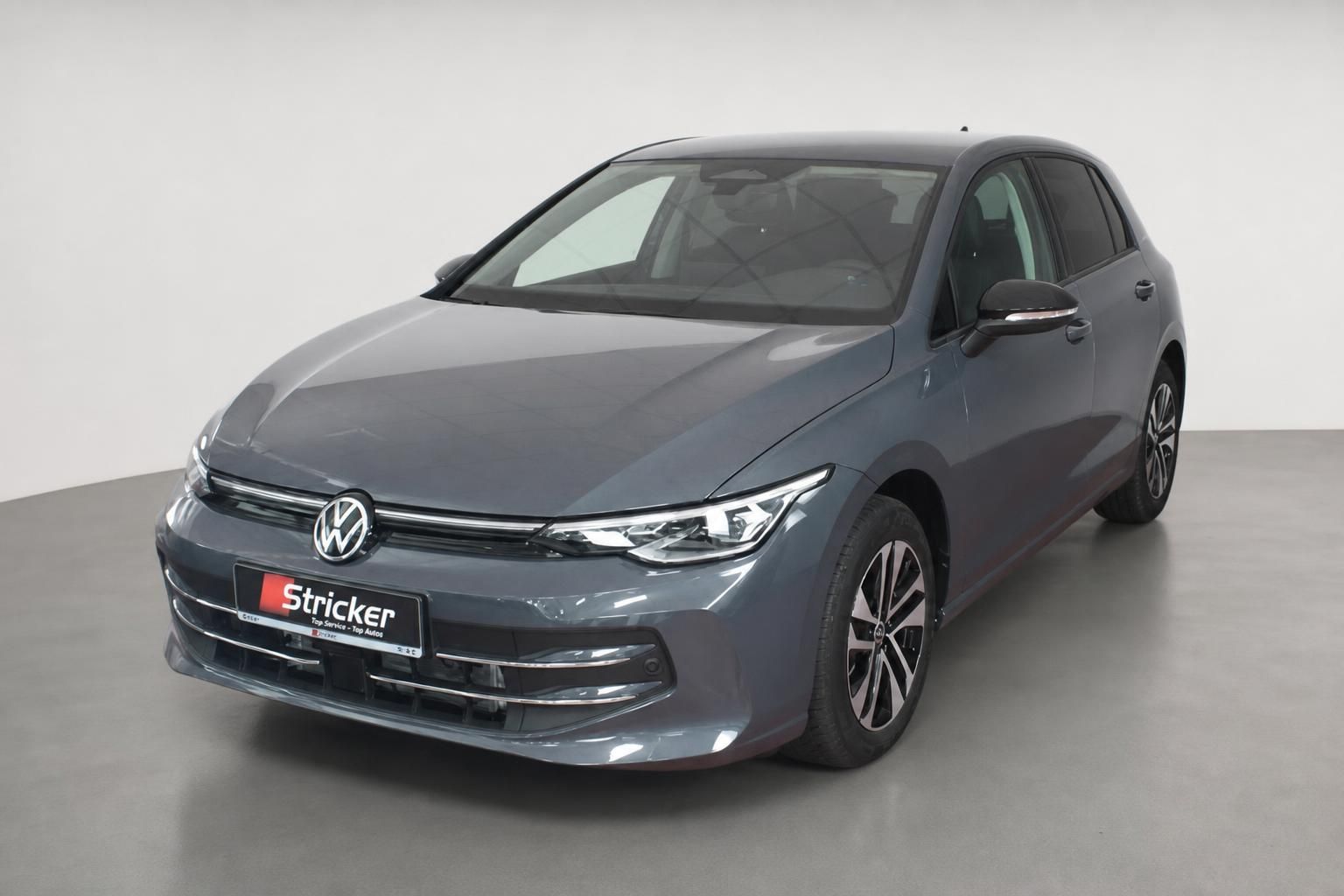 VW Golf grau metallic Frontansicht beim Autohaus Stricker