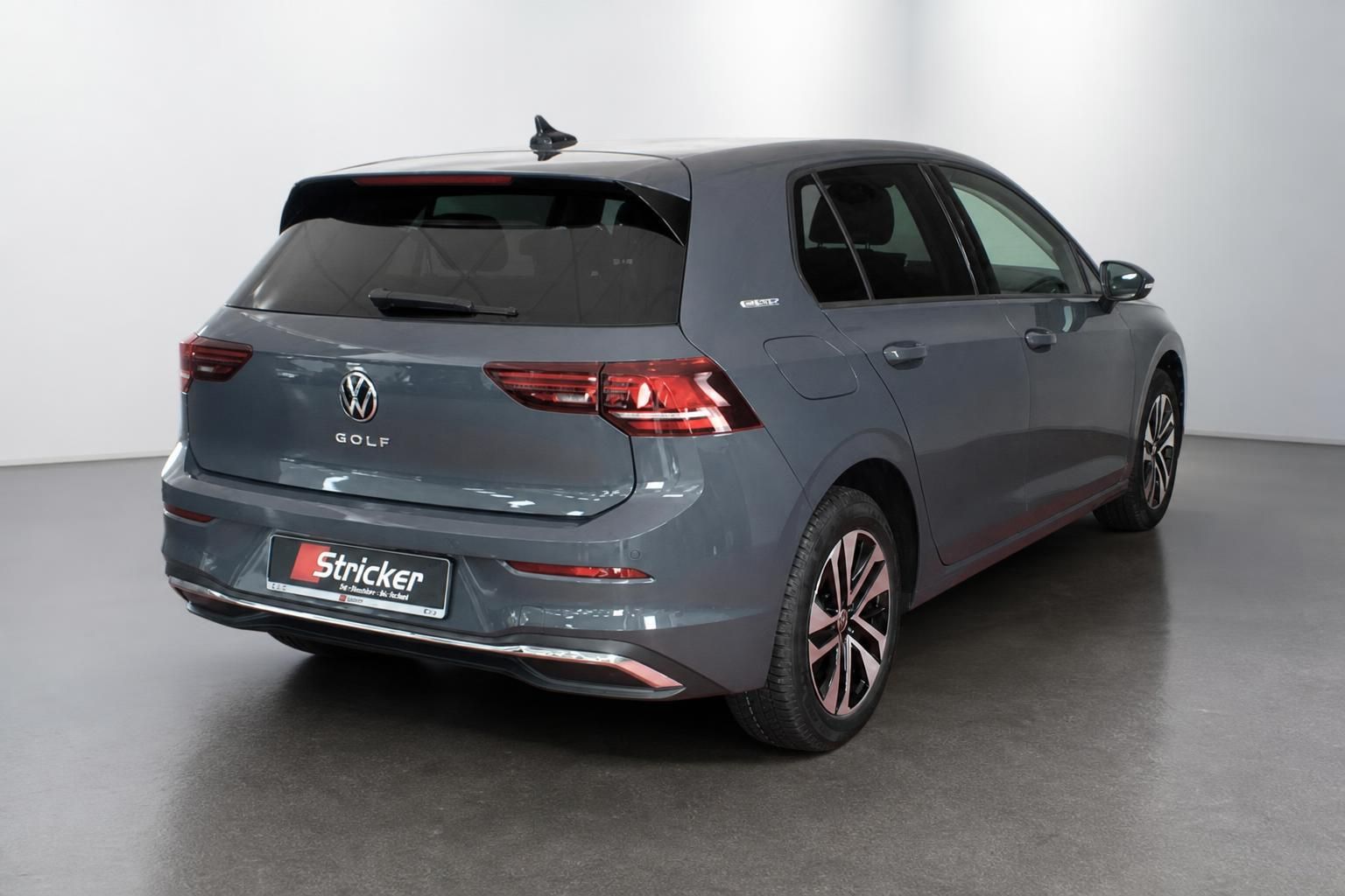 VW Golf grau metallic Heckansicht mit Alufelgen im Autohaus