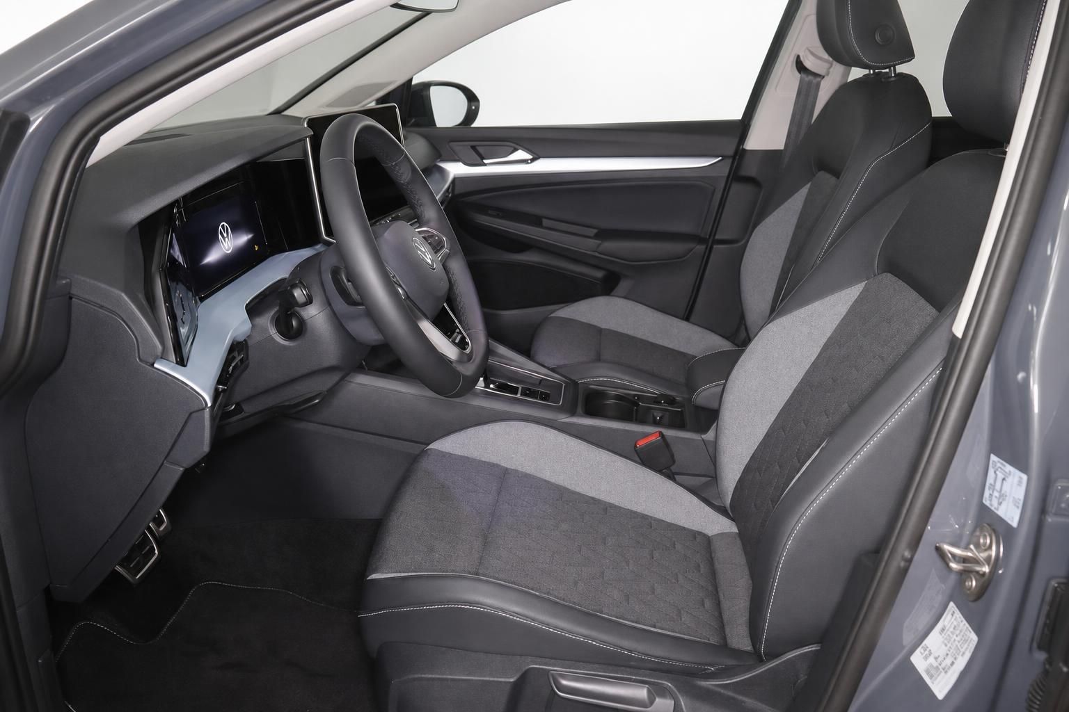 VW Golf Cockpit mit Lenkrad, Digitalanzeige und Fahrersitz