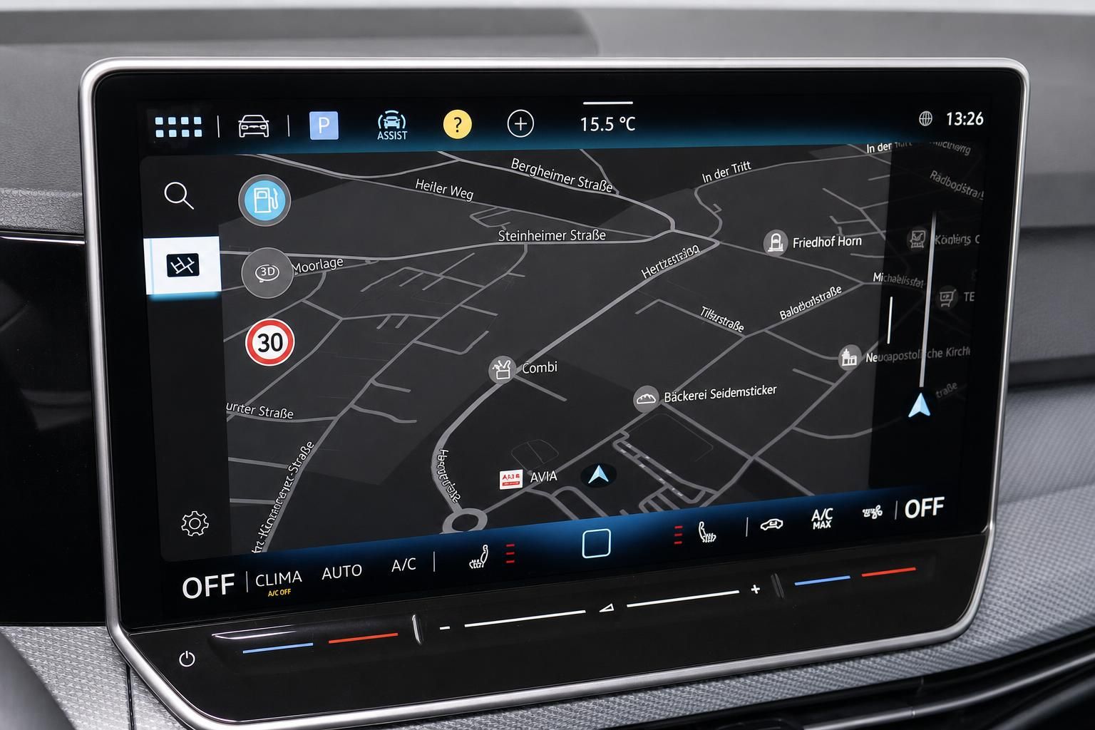 VW Infotainment-Display mit Navigationskarte und Klimasteuerung im Detail
