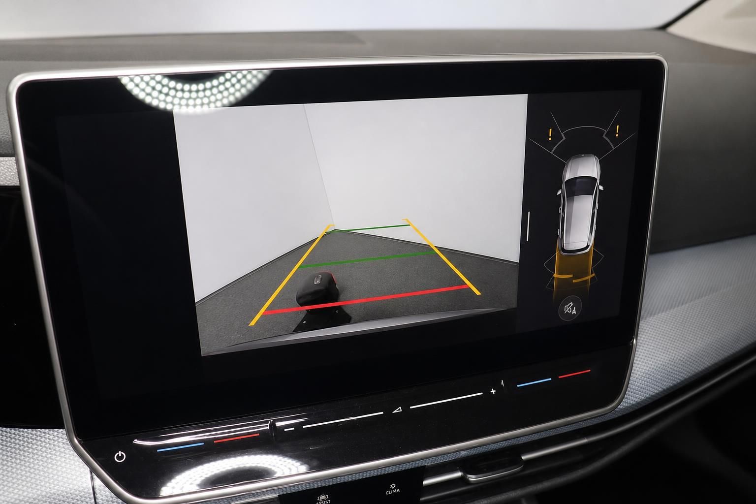VW Innenraum: Rueckfahrkamera-Display mit Parkassistent im Infotainmentsystem