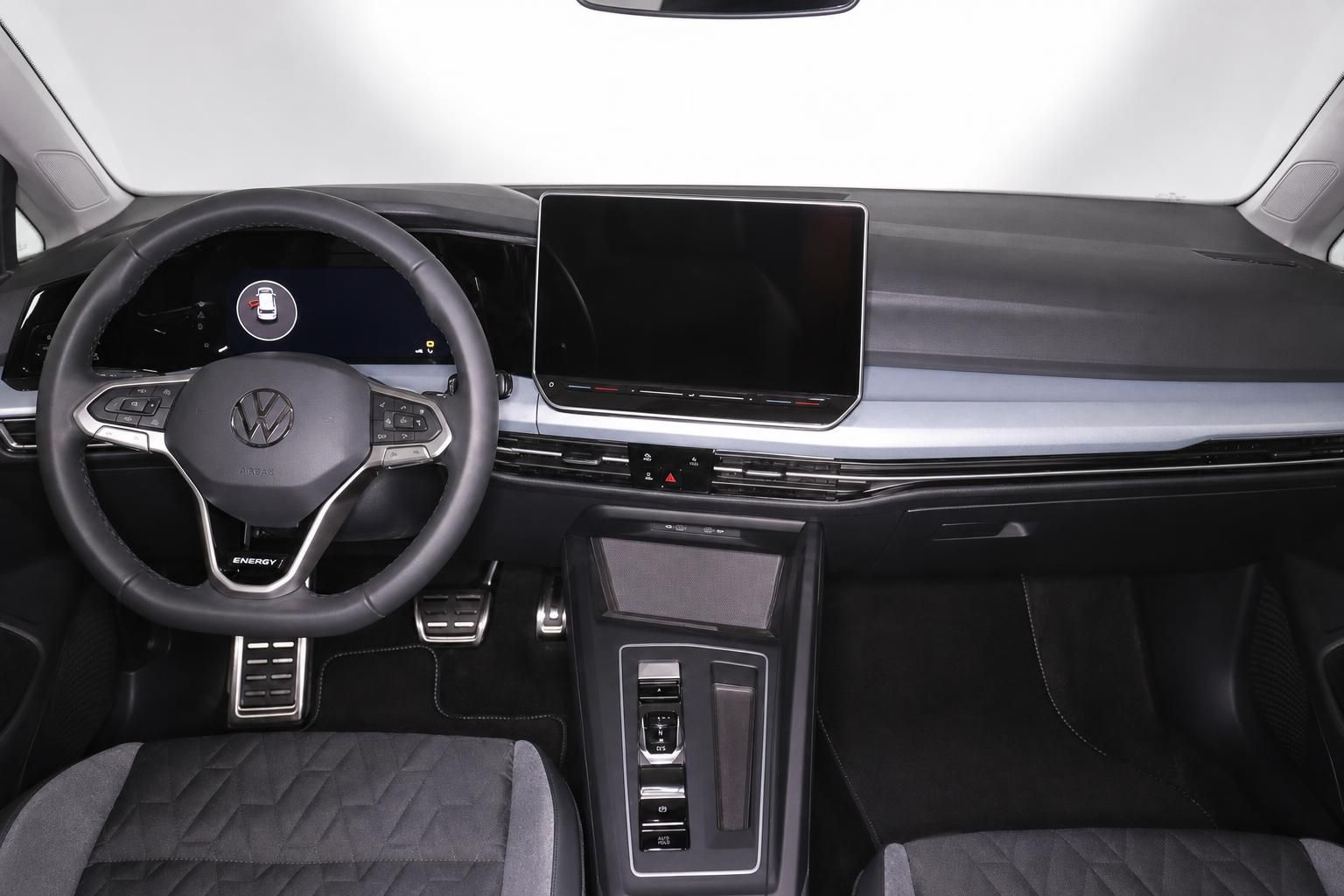 VW Cockpit mit Lenkrad, Digitaltacho und grossem Touchscreen-Display