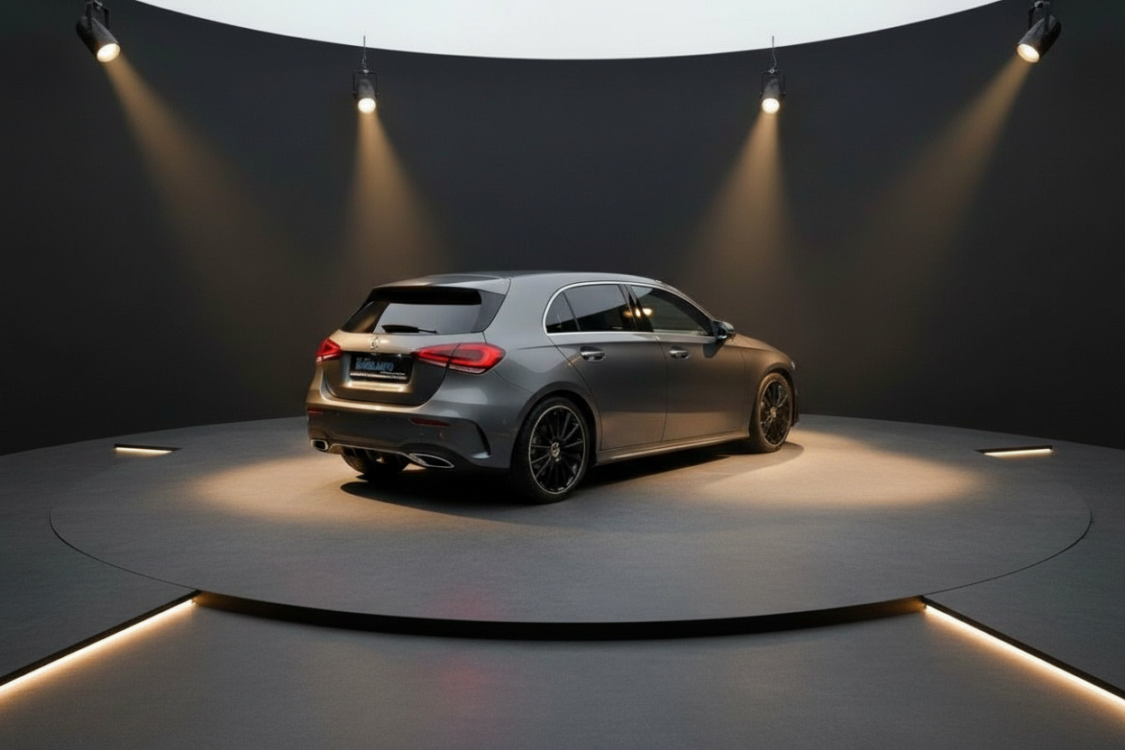 Mercedes-Benz A-Klasse W177 in Grau – Heckansicht im Fotostudio mit Spotbeleuchtung