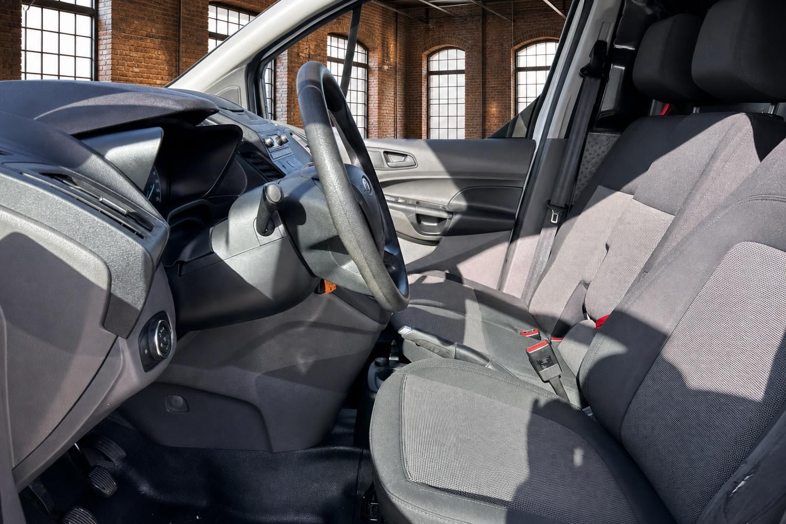 Ford Innenraum Vordersitze und Cockpit Ansicht durch geoeffnete Tuer