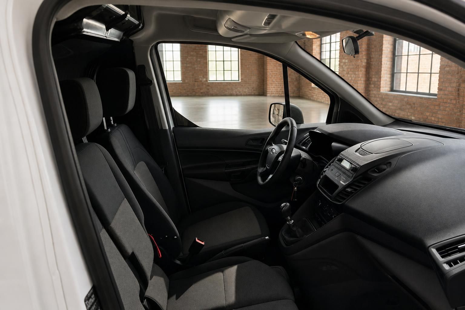 Ford Innenraum Vordersitze und Cockpit von der Fahrertuer aus gesehen