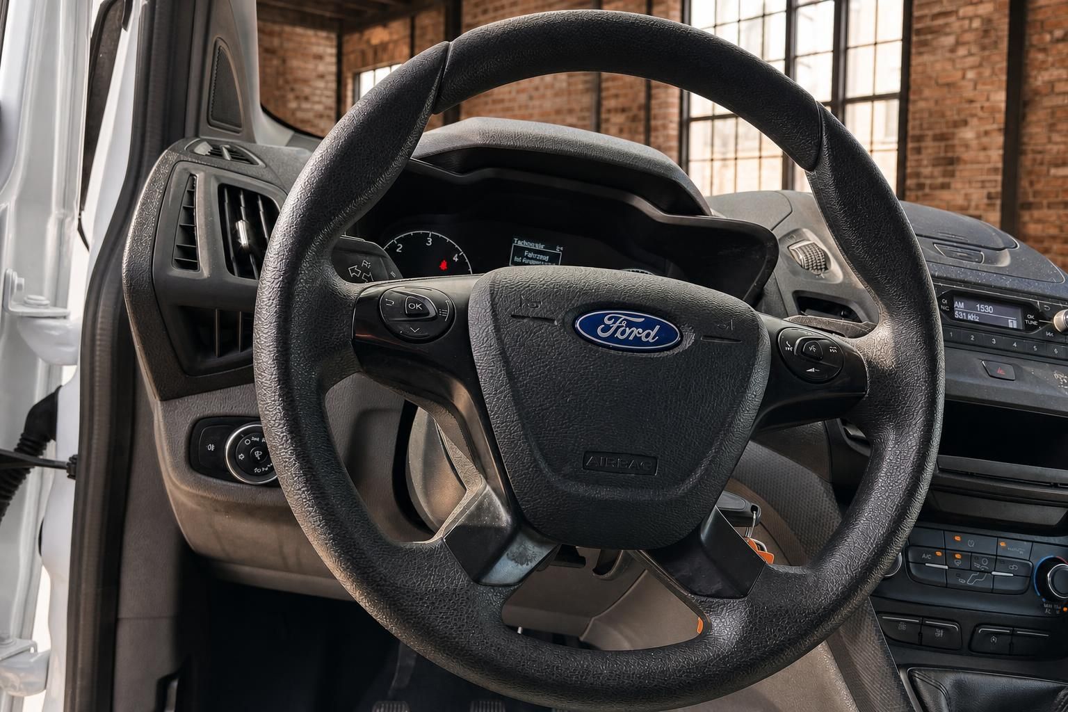 Ford Lenkrad Nahaufnahme mit Bedienelementen und Cockpit Detail
