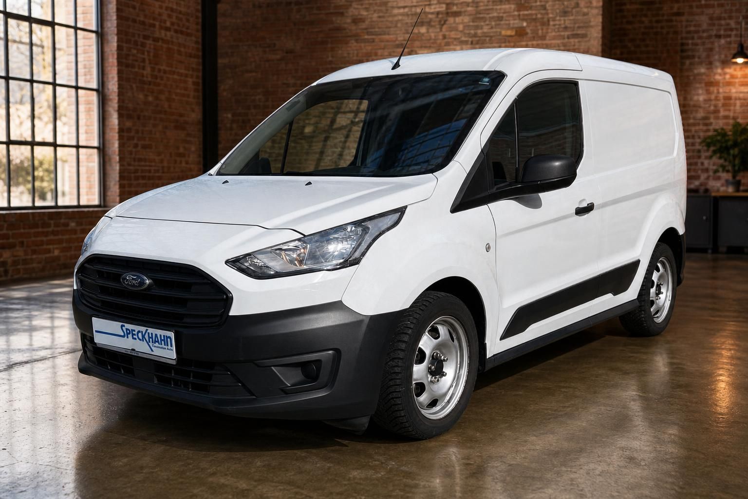 Ford Transit Connect weiß Frontansicht seitlich in Halle