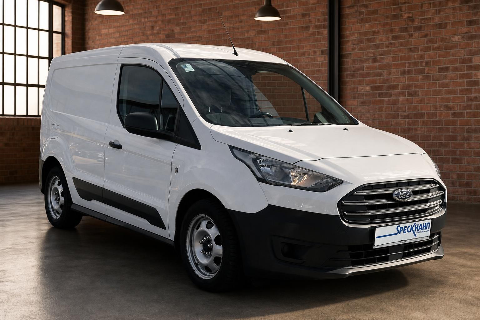 Ford Transit Connect weiß Frontansicht schräg im Autohaus