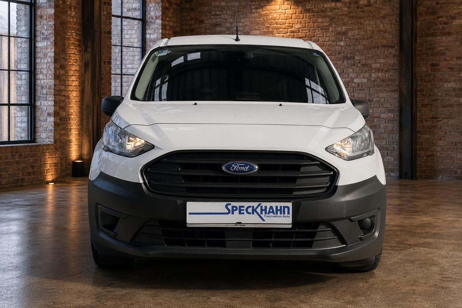 Ford Transit Connect weiss Frontansicht in Autohaus Speckhahn
