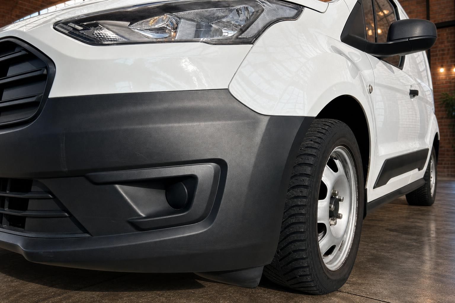 Ford Transit Connect Detailansicht Stossstange und Felge