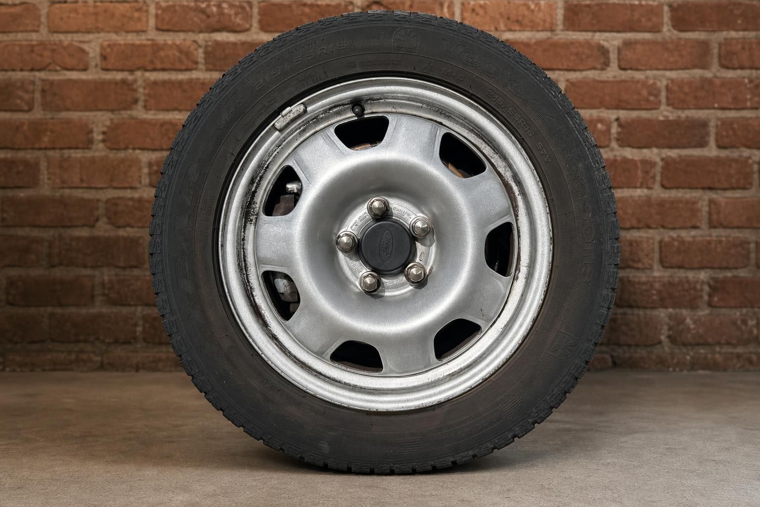 Ford Stahlfelge mit Winterreifen Nahaufnahme