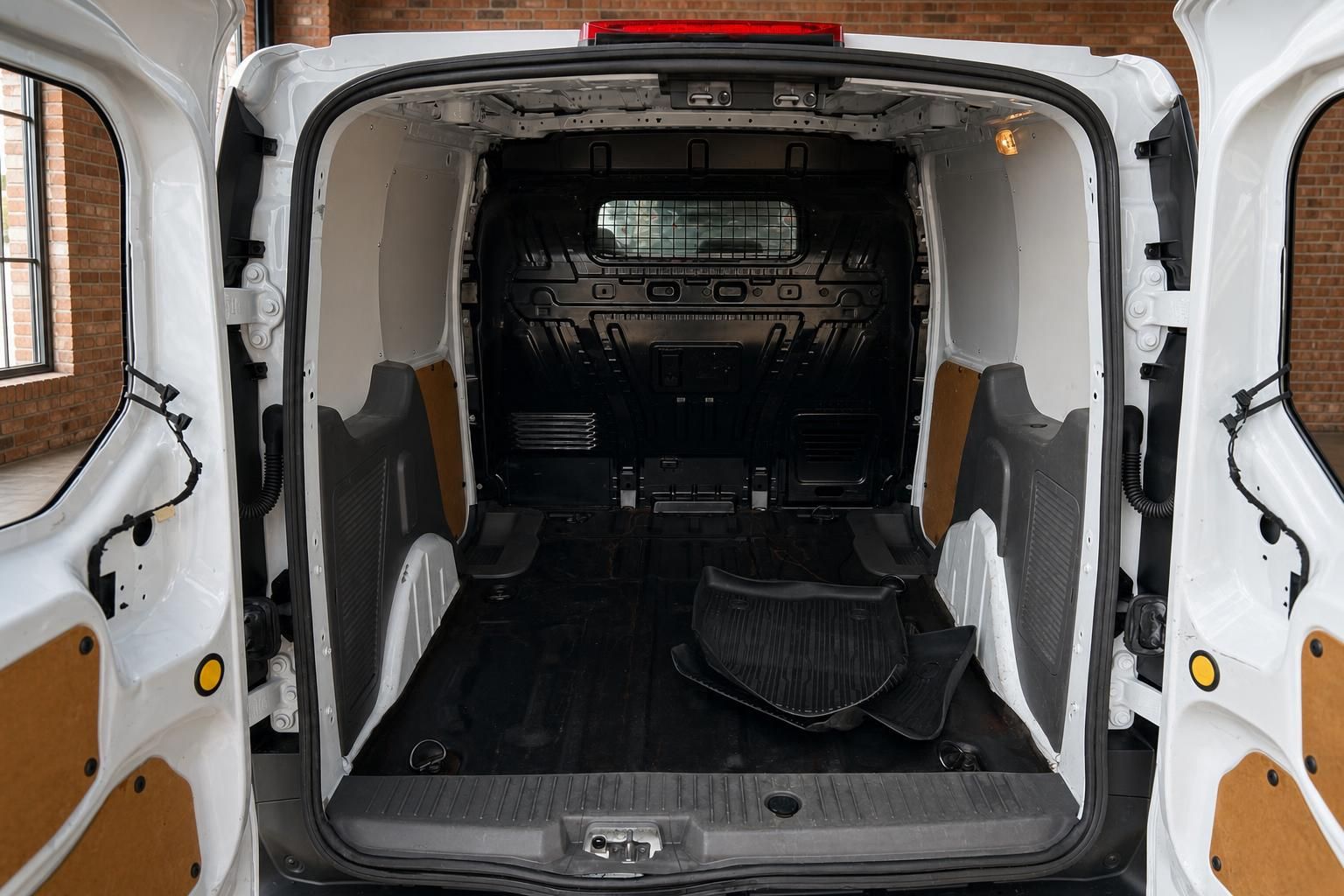 Ford Transit Connect Laderaum von hinten mit offenen Tueren