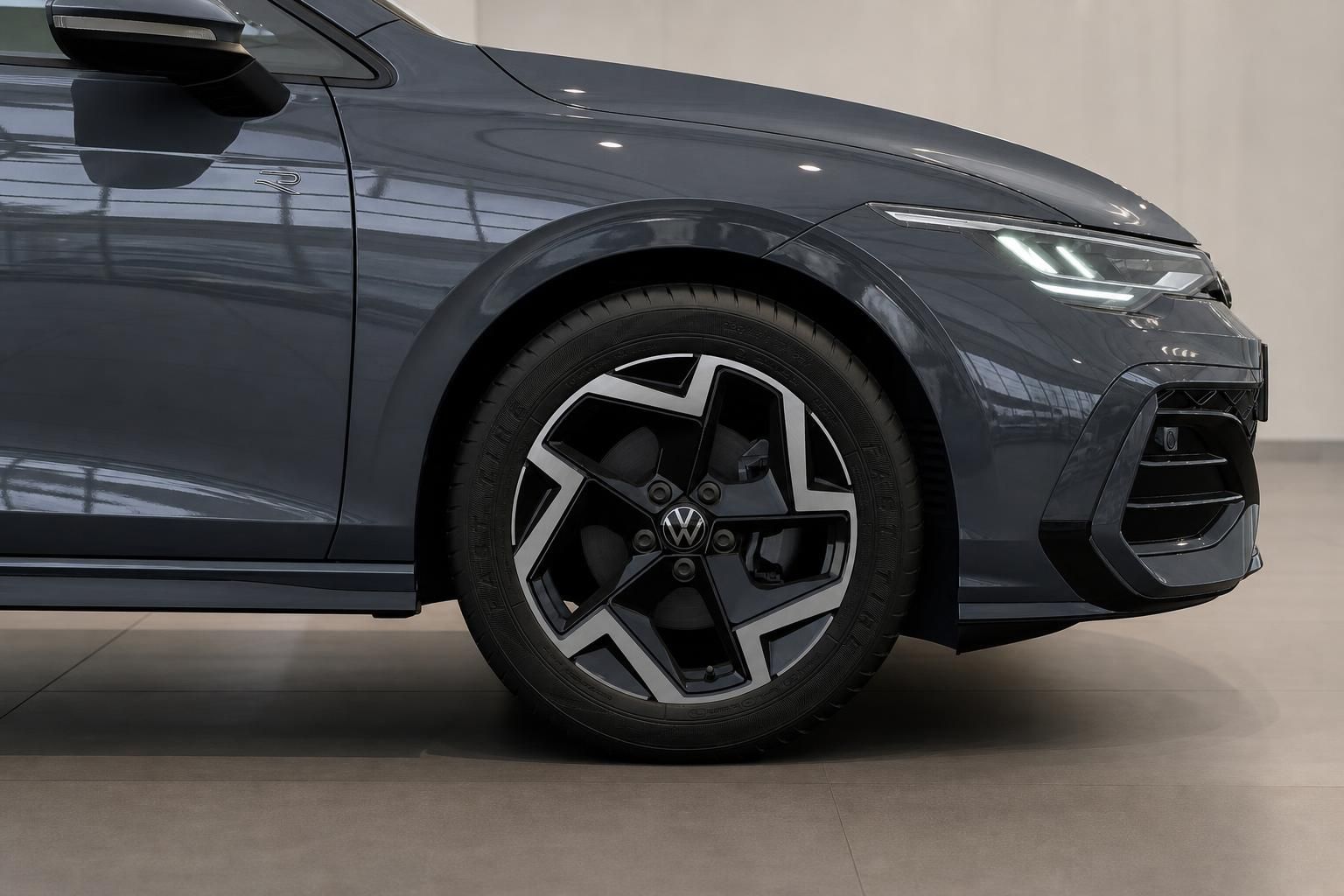 VW Golf R Detailansicht Felge, Reifen und LED-Scheinwerfer