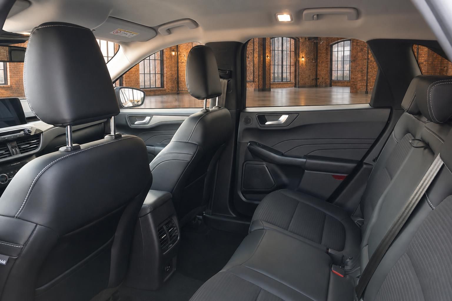 Ford Rücksitzbank mit schwarzem Lederinterieur im Detail
