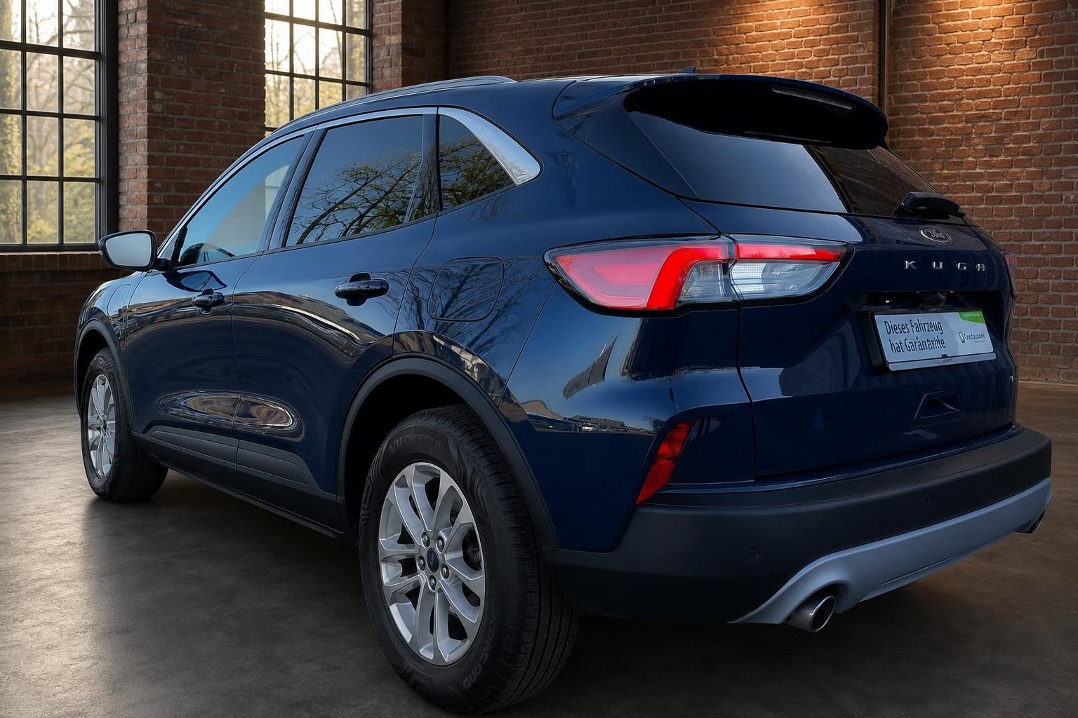 Ford Kuga blau, Heckansicht in Loftambiente