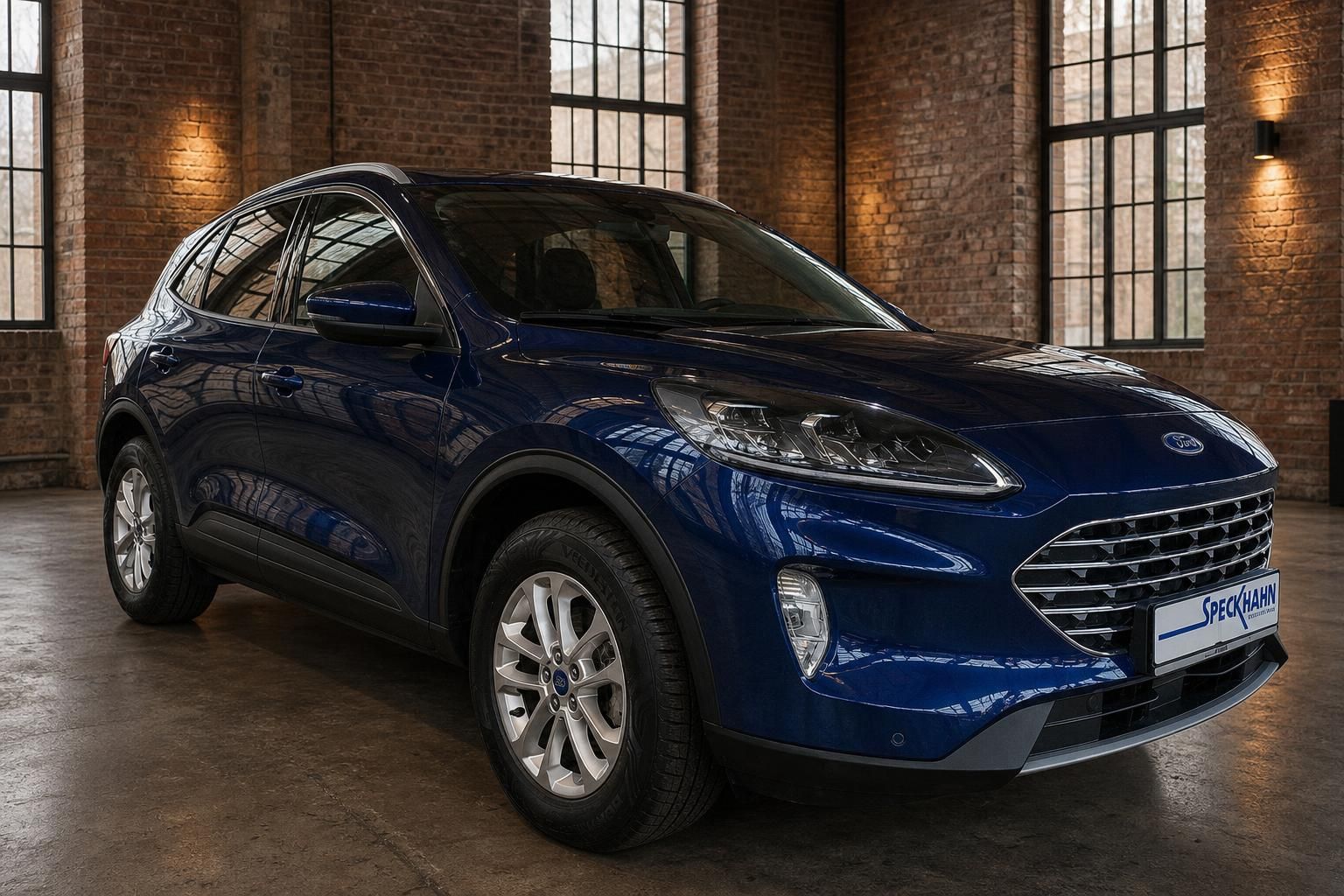 Ford Kuga blau, Frontansicht mit Scheinwerferdetail