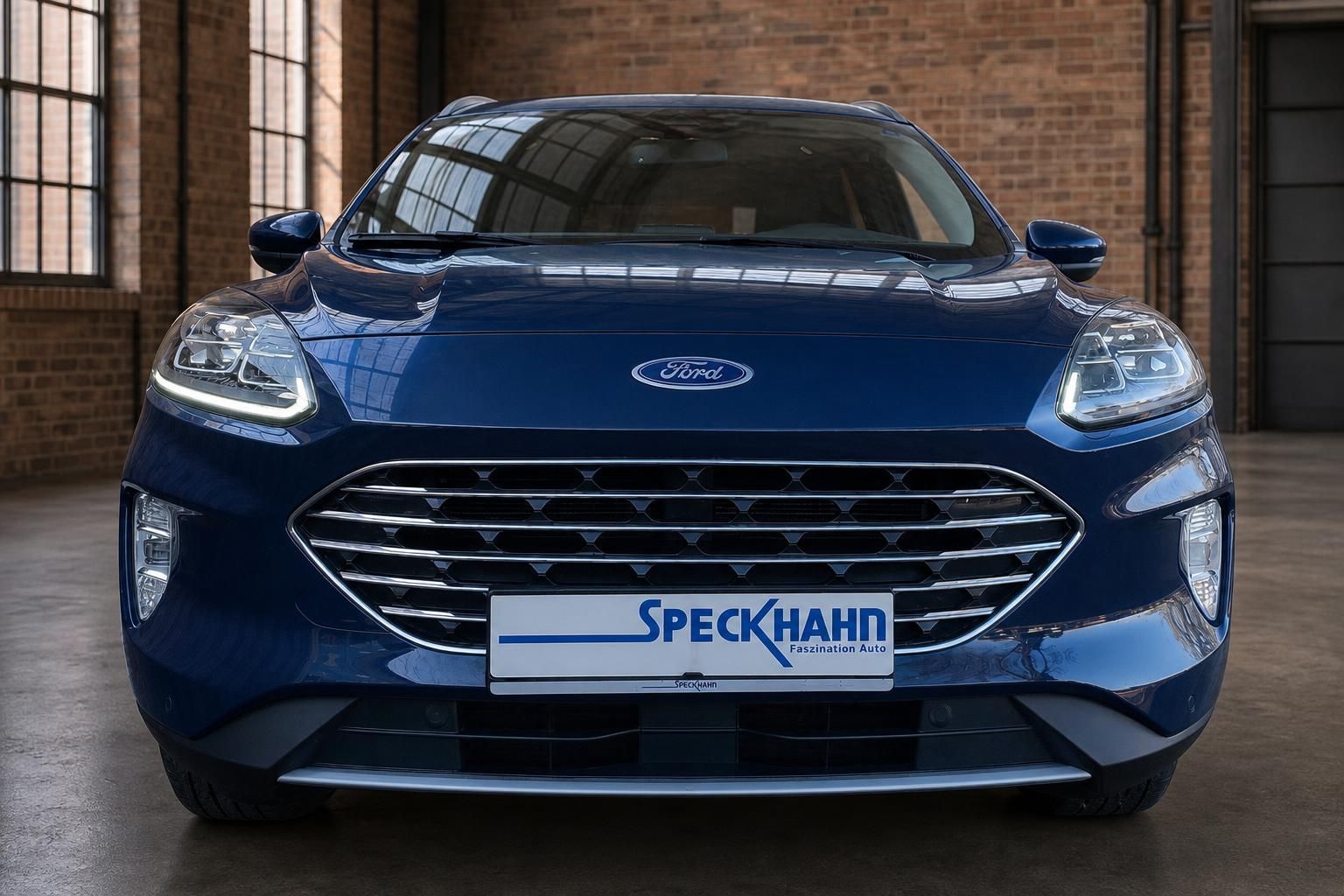 Ford Kuga blau, Frontansicht mit Kennzeichenhalter Speckhahn