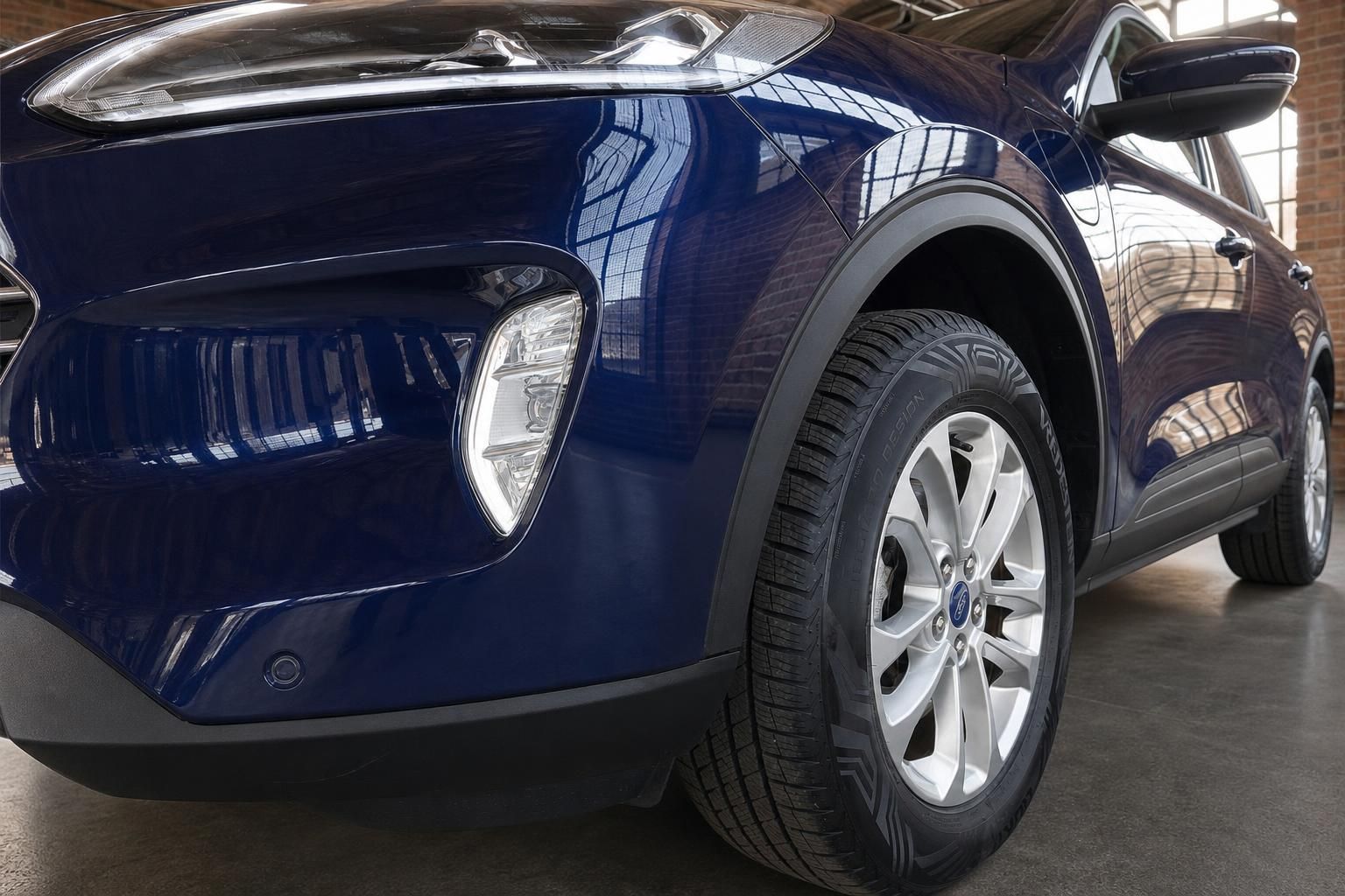 Ford Kuga blau, Detailansicht Vorderrad und Karosserie