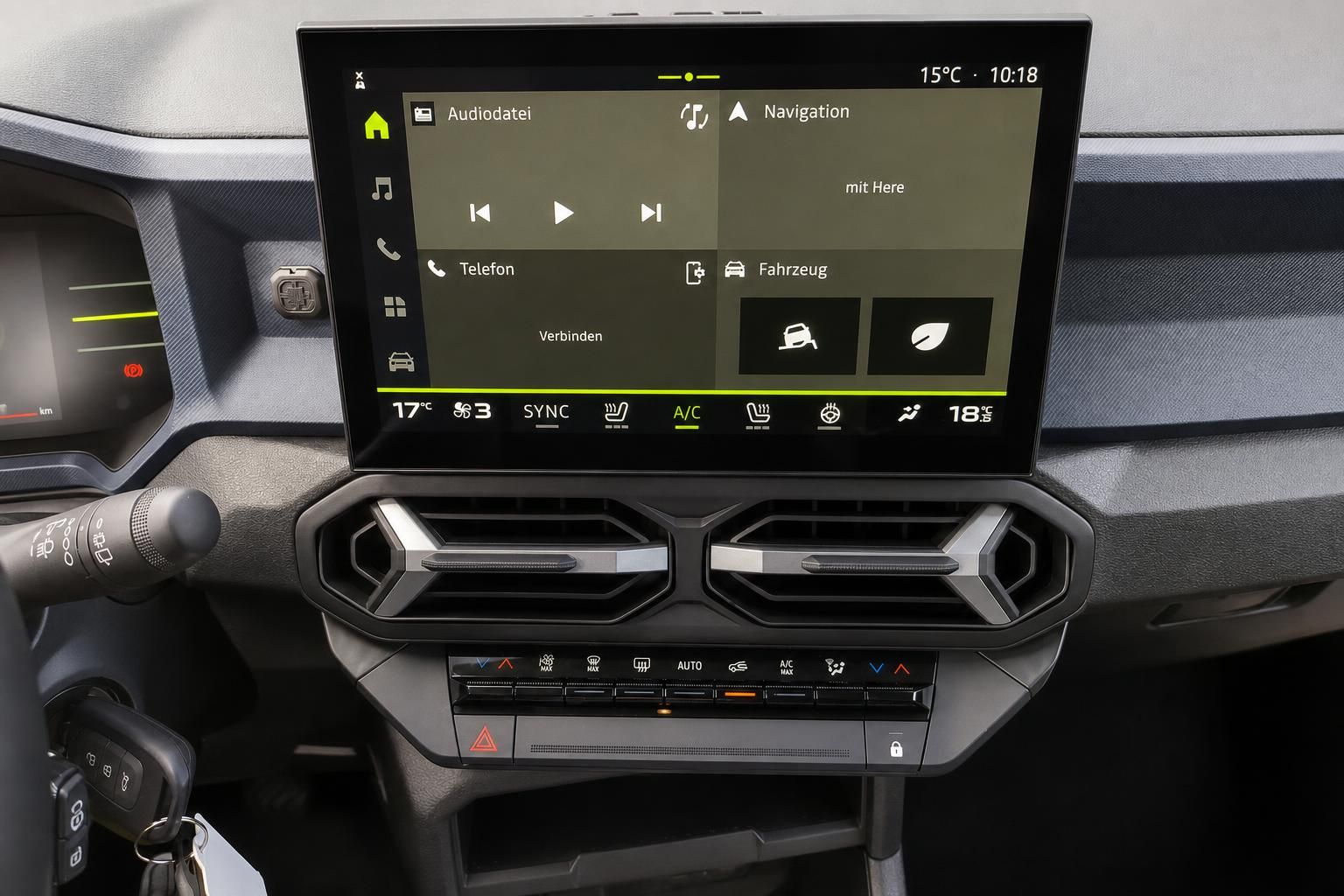 Nahaufnahme des Infotainment-Displays und Klimabedienung im Dacia
