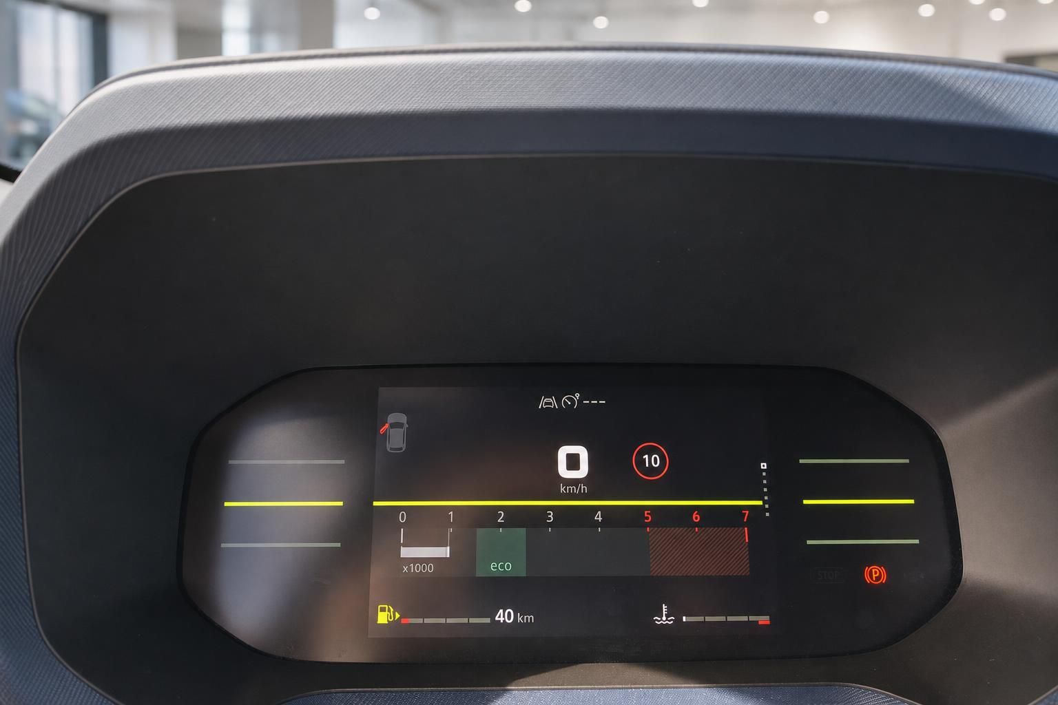 Digitales Kombiinstrument mit Tacho und Anzeigen im Fahrzeug