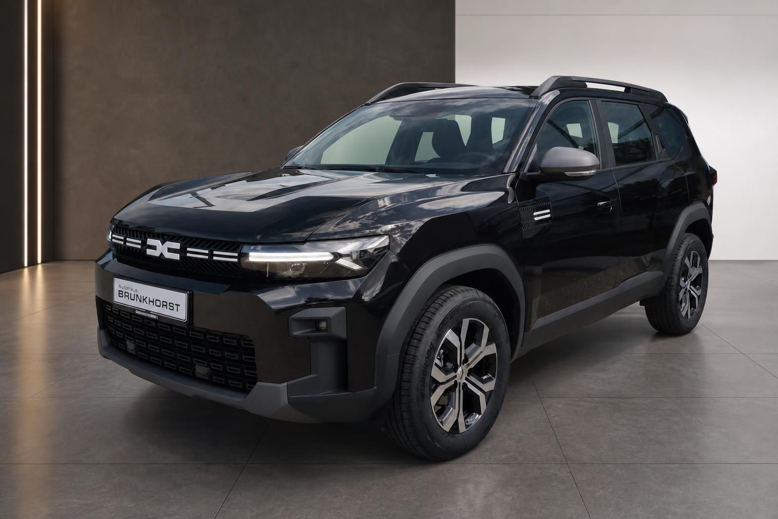 Dacia Bigster schwarz Seitenansicht in der Autohaus-Ausstellung