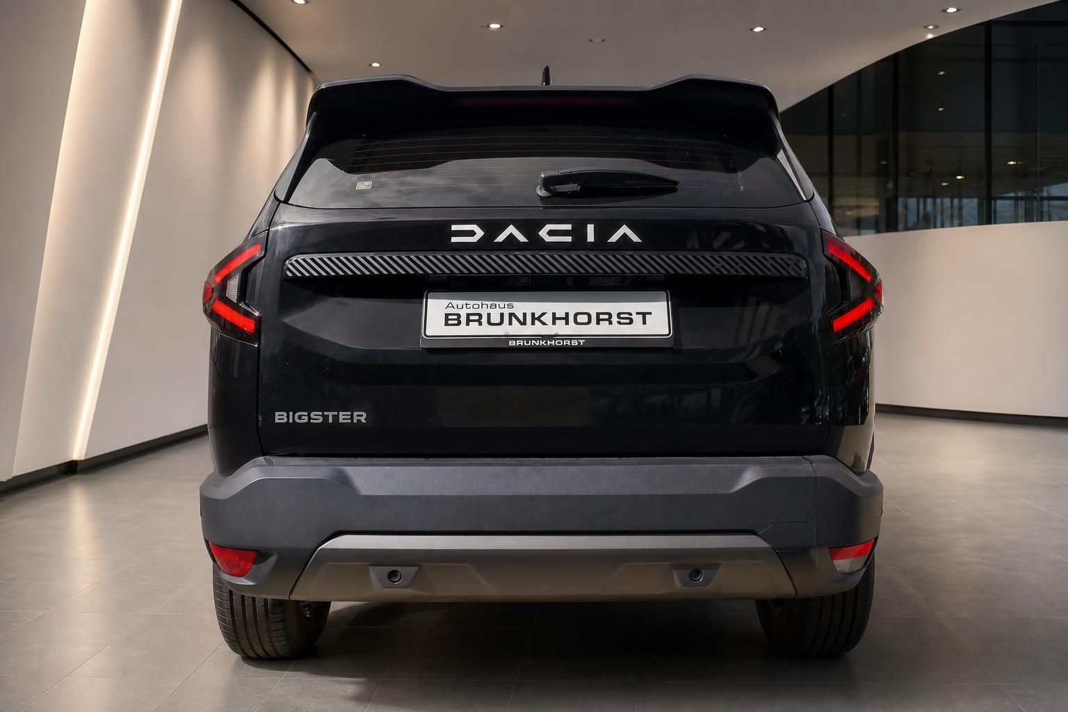 Dacia Bigster schwarz Heckansicht im Autohaus Brunkhorst