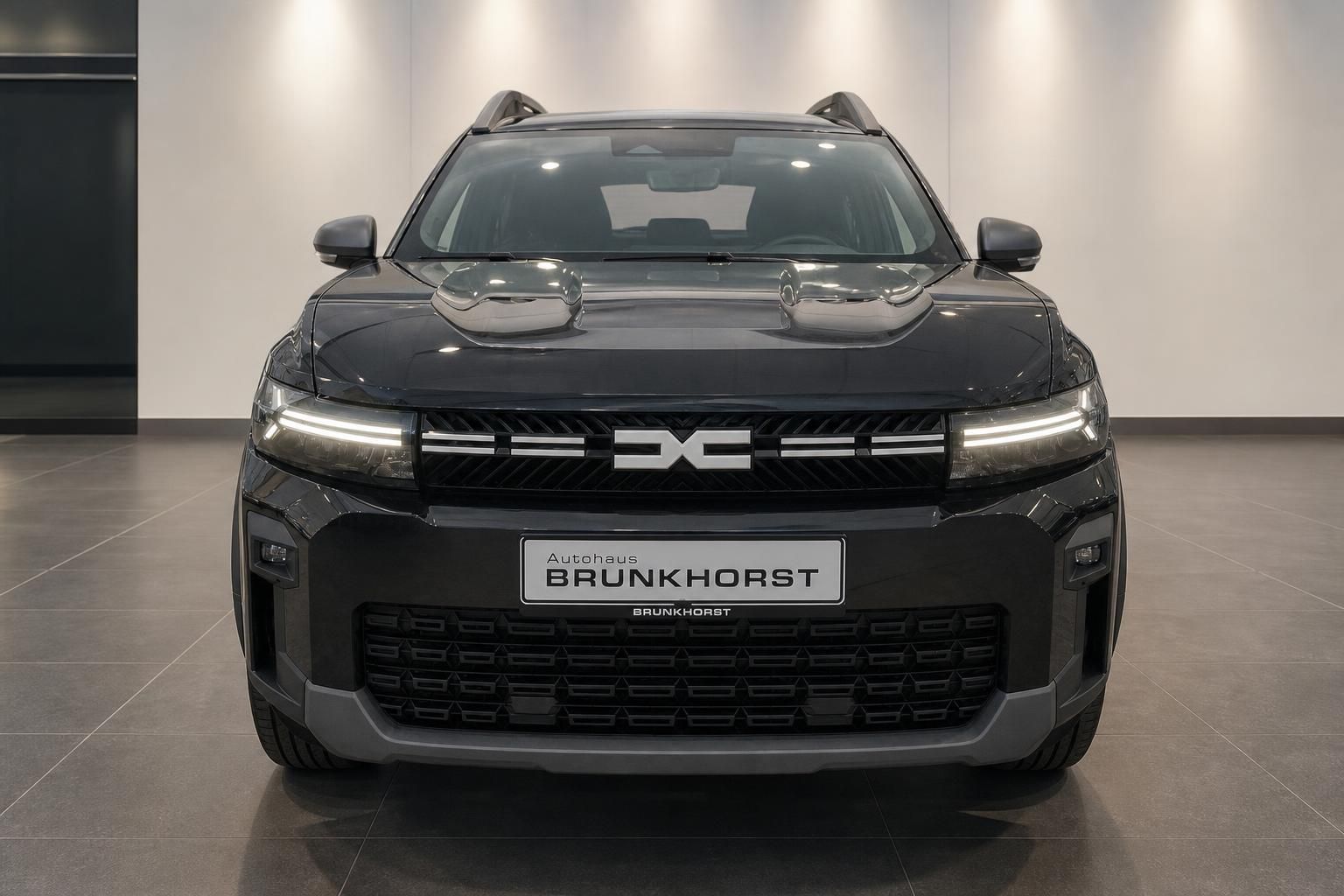 Dacia Bigster schwarz Frontansicht mit LED-Scheinwerfern
