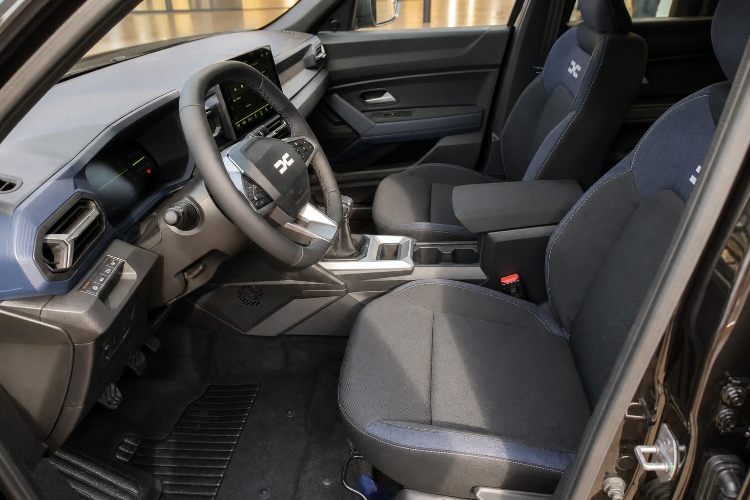 Dacia Bigster Innenraum mit Vordersitzen und Cockpit