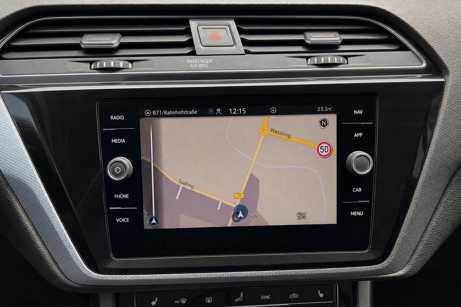 VW Infotainment Bildschirm mit Navigationskarte im Detail