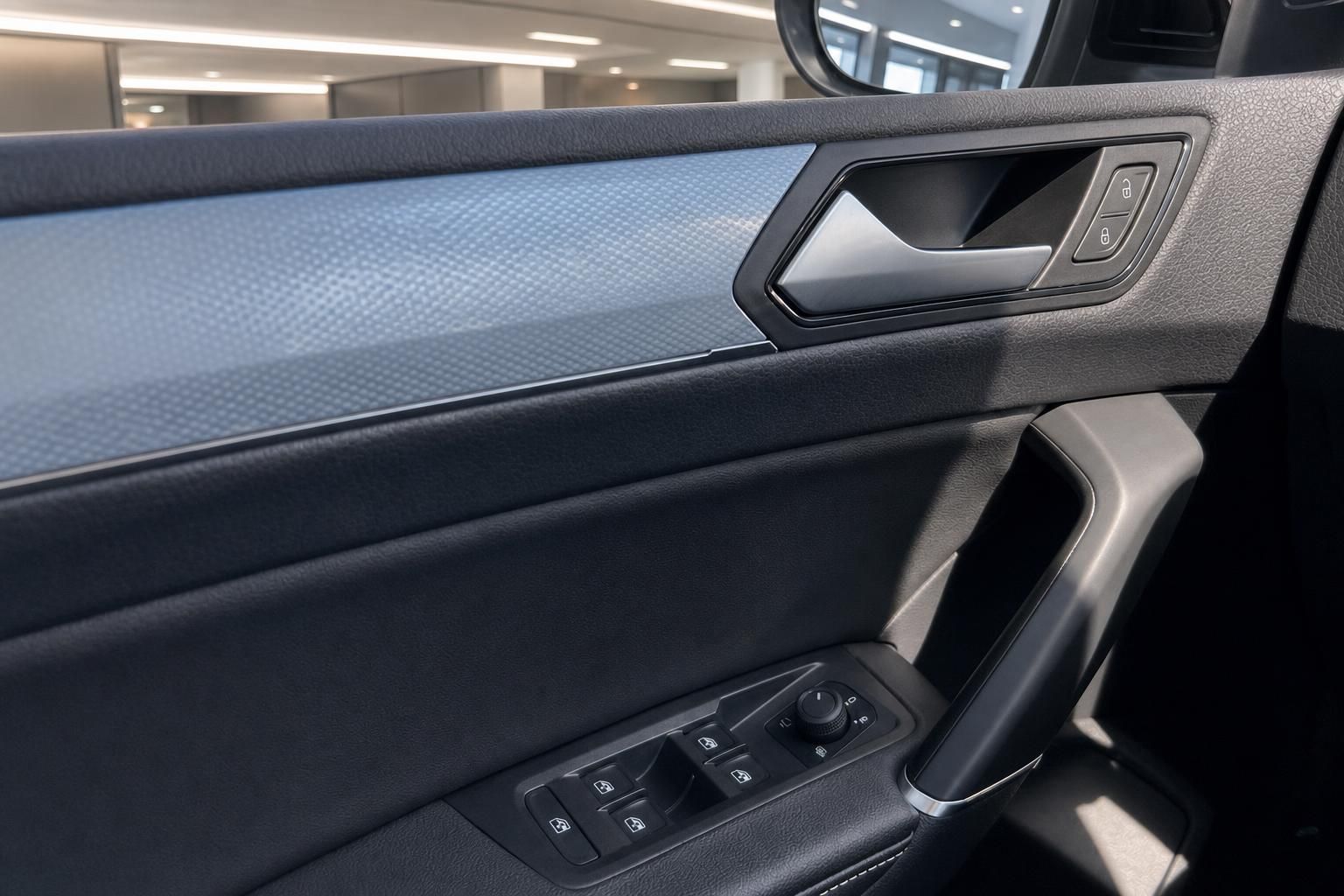 VW Türverkleidung mit Fensterhebern und Griff im Detail