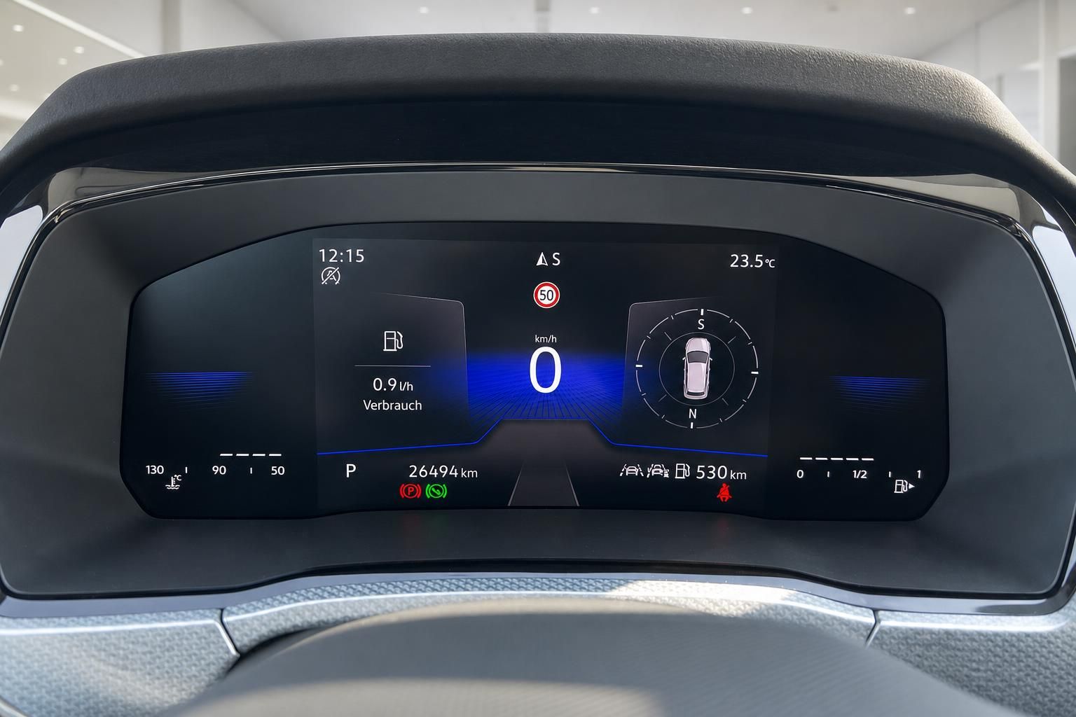 Digitales Kombiinstrument mit Tempolimit-Anzeige und Verbrauchsdaten im Fahrzeug