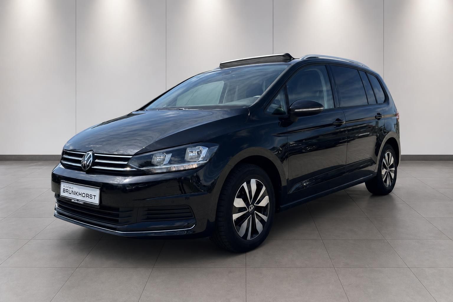 VW Touran schwarz Frontansicht seitlich beim Haendler