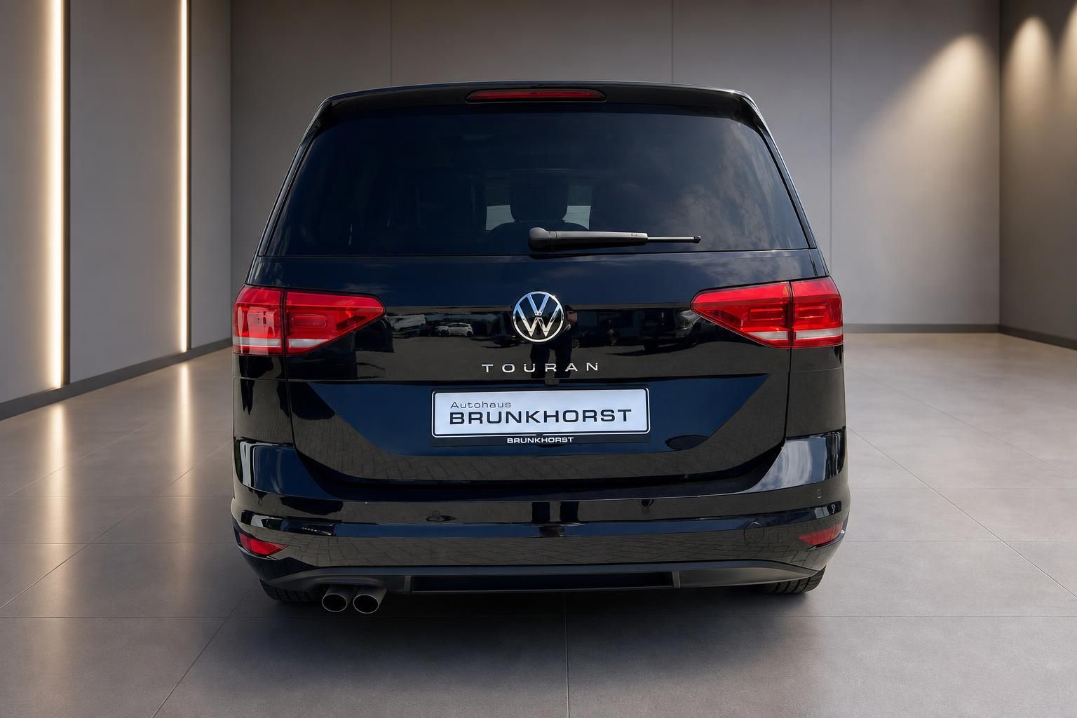 VW Touran schwarz Heckansicht im Autohaus Brunkhorst