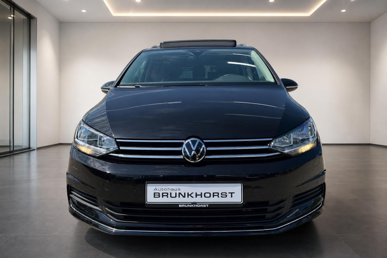 VW Touran schwarz Frontansicht mit Kennzeichenhalter Brunkhorst