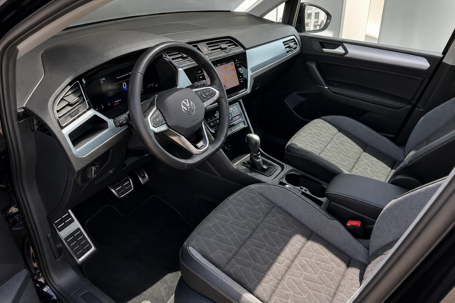VW Touran Innenraum Cockpit und Sitze Detailansicht