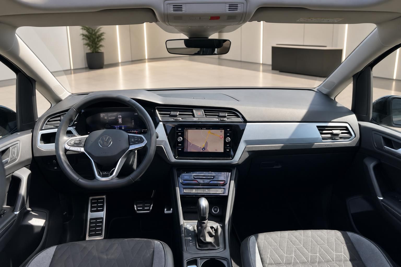 VW Touran Cockpit mit Navigationssystem und Lenkrad