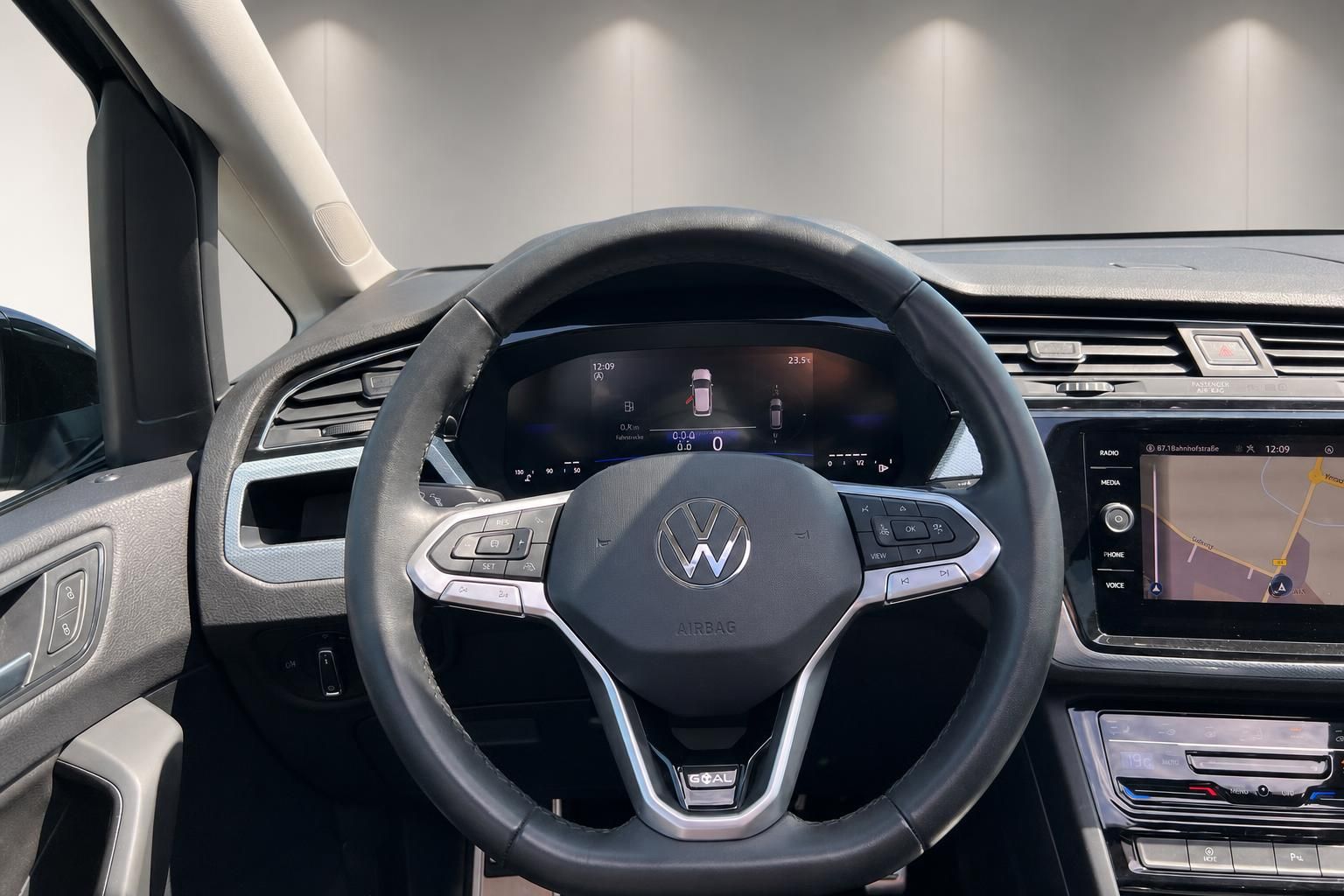 VW Lenkrad mit Bedienelementen und digitalem Cockpit Display