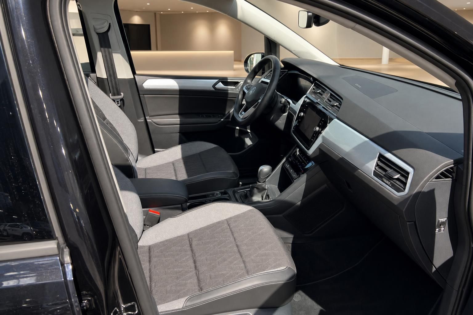 VW Innenraum Vordersitze und Cockpit mit Automatikgetriebe
