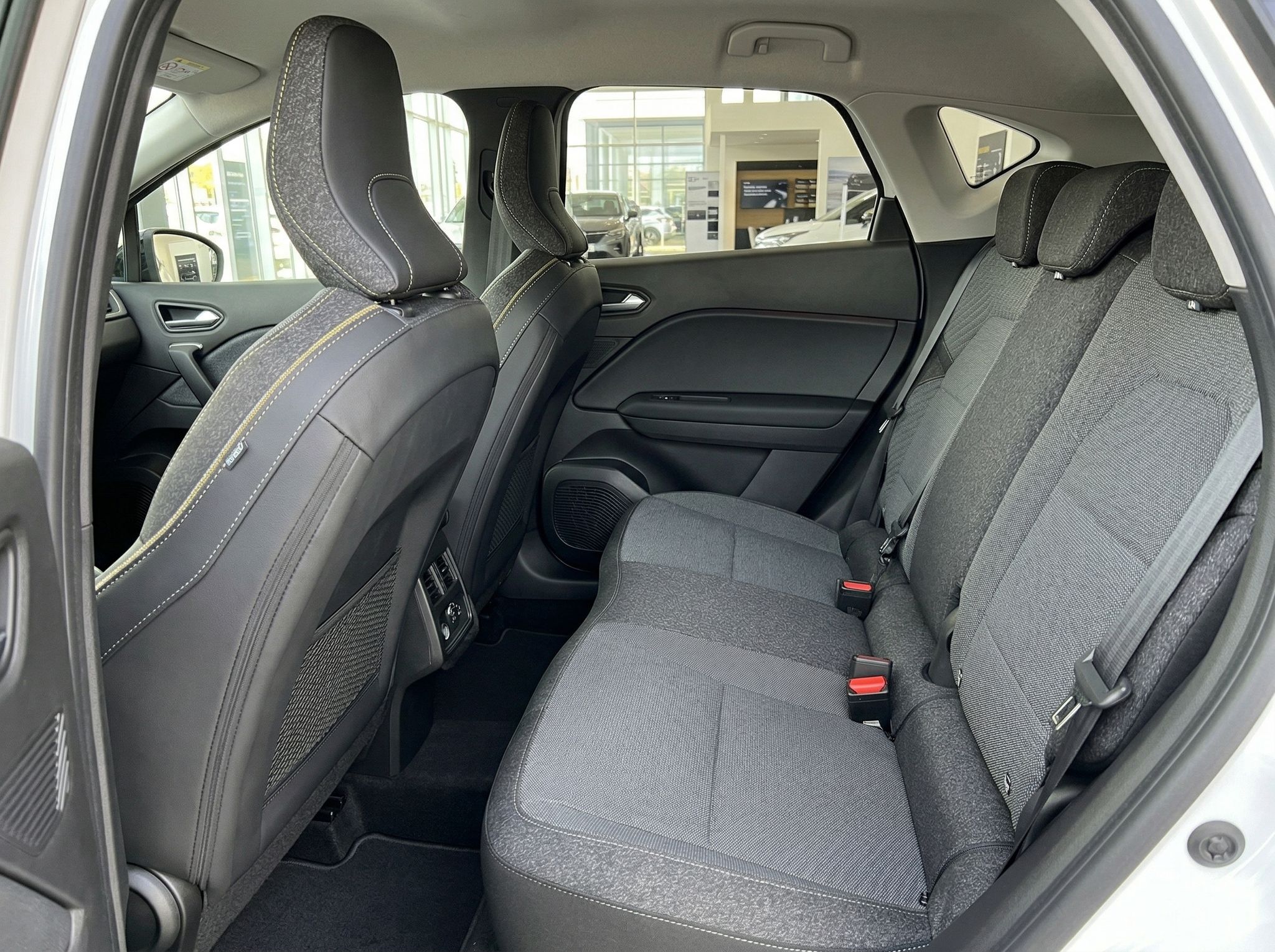 Renault Rückbank mit grauen Stoffsitzen und Kopfstützen - Innenraumansicht von vorne