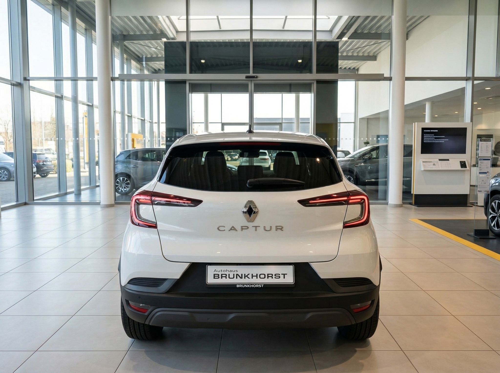 Weißer Renault Captur SUV Heckansicht im Autohaus mit CAPTUR Schriftzug und LED-Rücklichtern