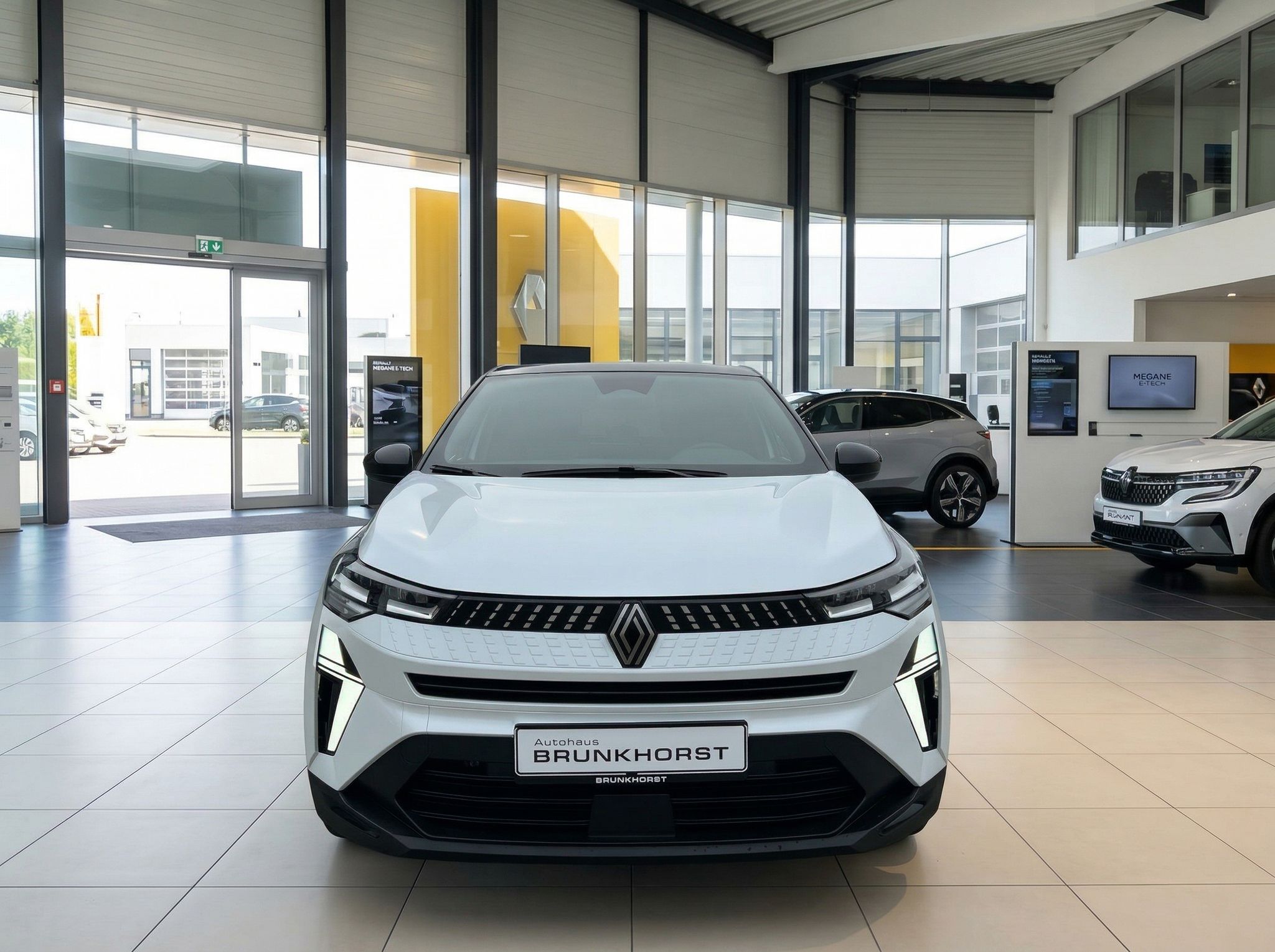 Weißer Renault SUV Frontansicht im modernen Autohaus Showroom mit Glasfassade
