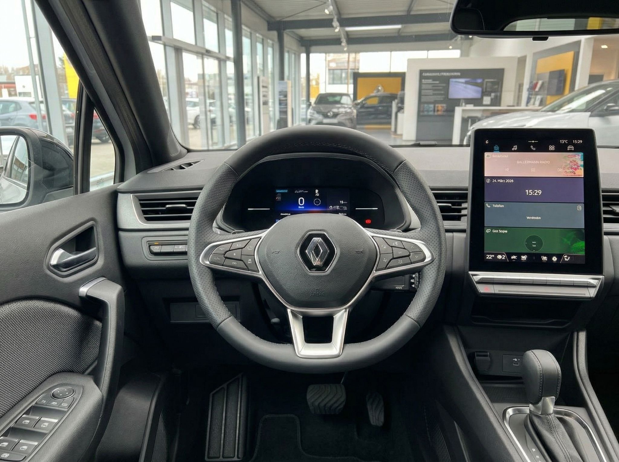Renault Lenkrad mit Multifunktionstasten und digitales Cockpit-Display in grauem Innenraum