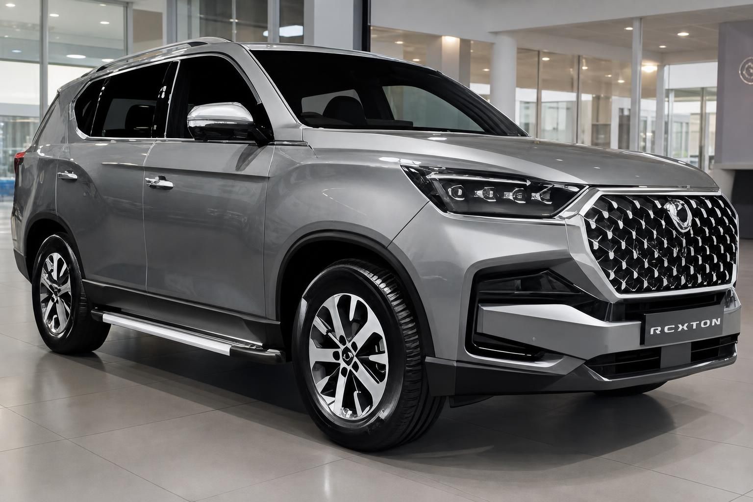 SsangYong Rexton grau Frontschräge im Autohaus – SUV mit Chromfelgen und Trittbrett